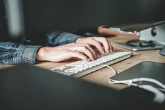 Аналитики рассказали о создании россиянами в нейросетях карт таро и песен про котов